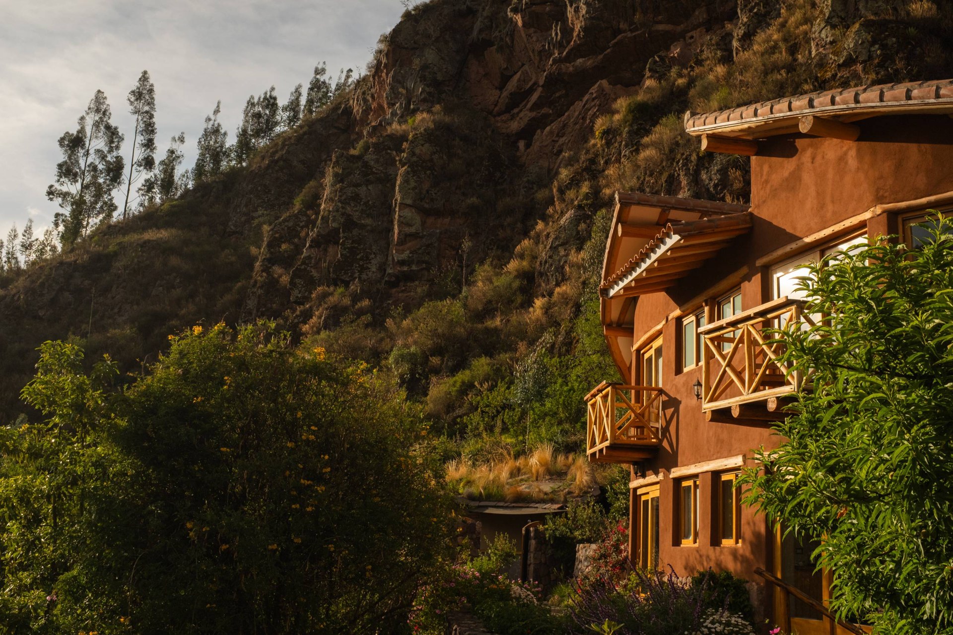 Casas de Munay Sonqo entre vegetación y laderas del Valle Sagrado
