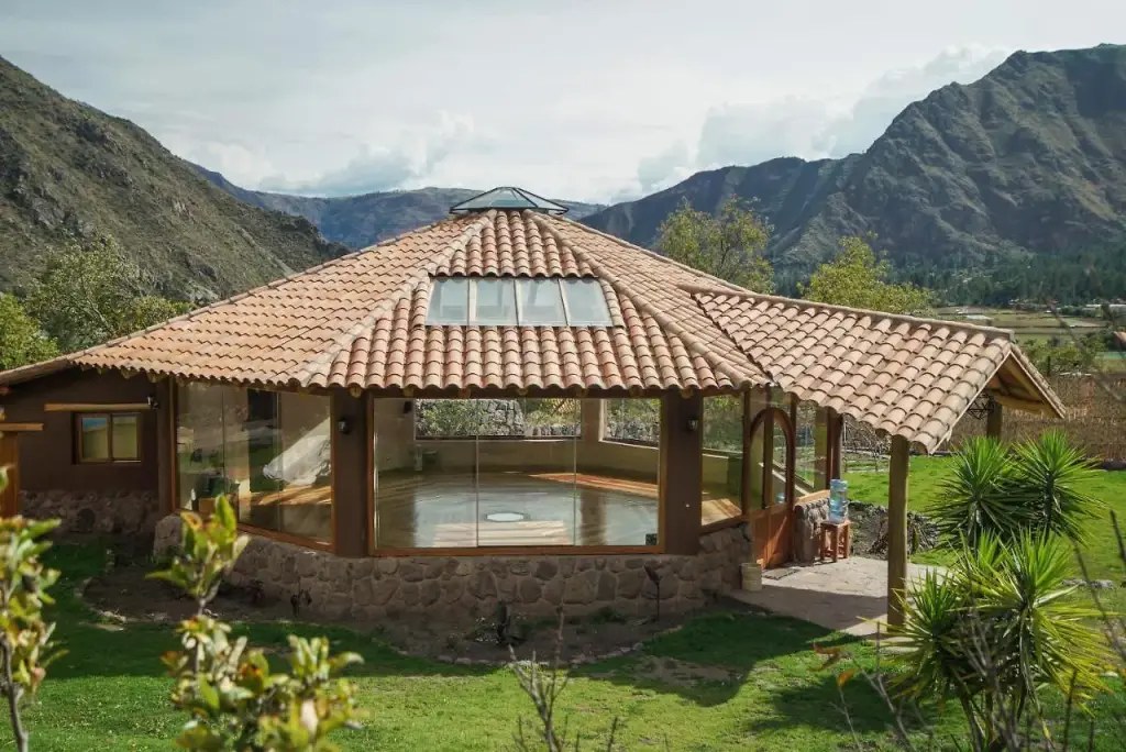 Templo de Munay Sonqo rodeado de jardines con vistas a las montañas